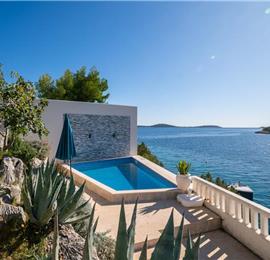 2 Bedroom Apartment with Shared Pool in Uvala Ljubljeva nr Trogir, Sleeps 4-5